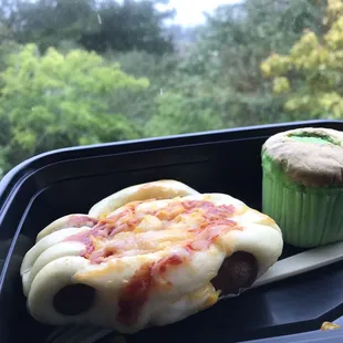 Pizza bun! Pandan cupcake!