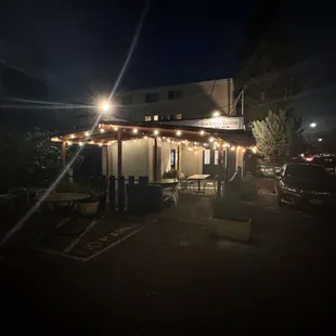 the outside of the restaurant at night