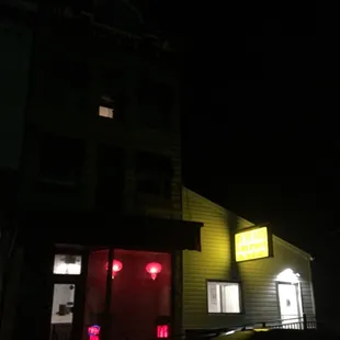 the outside of a restaurant at night