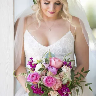Love this bride with this bouquet so much, we can never get enough of those juicy colors!
