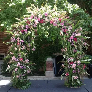 All of your wedding arch dreams right here!