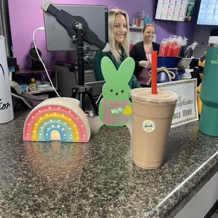 Chocolate, peanut butter and oats gluten free and no artificial sweetener.