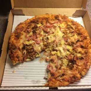 This is a Hawaiian pizza that was delivered greasy and wet. When I called the next day they told me to F myself   Don&apos;t go here!