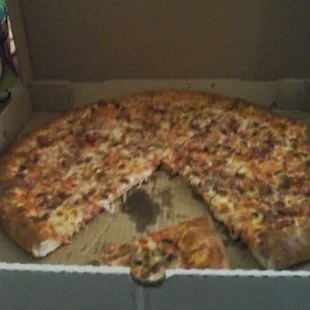 Haven't ate here in years. So I gave it a go, and ordered the XL-PIZZA. Wow it was so delicious!!! Just as I remembered.