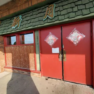 New Moon Chinese is only carry out and Delivery. Their dining room is a mess and lobby too. Old and Outdated. Thursday 8/24/2023