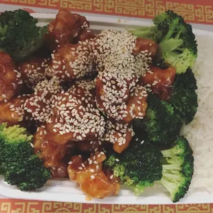 Sesame chicken dinner combo with white rice extra broccoli.