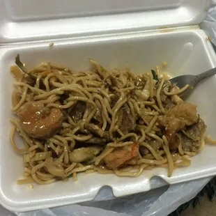 1/2 combination lo mein to go