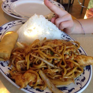 Kids chicken Lo Mein, came with an egg roll that was delicious and crispy