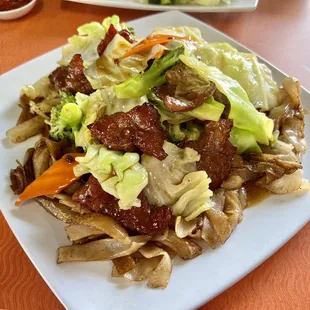 #100 Special Mixed Vegetable and Beef Chow Fun.