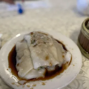 Rice noodle roll with beef