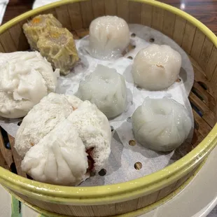 House special dim sum ( pork buns,, shrimp dumplings , veggie dumplings and siomai). So delicious !!!