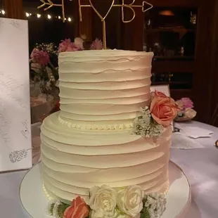 Delicious 2-tier wedding cake