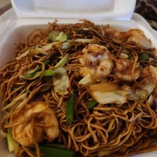 Chow mein with thin noodles