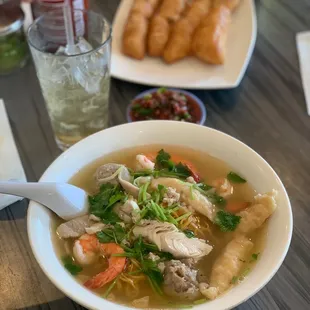 Hu tieu mi sui cao w/ chinese donuts