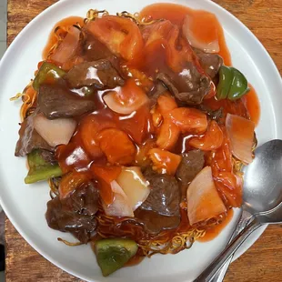 Tomato beef over crispy noodle