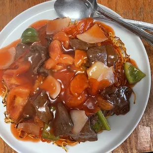 Tomato beef over crispy noodle