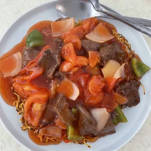 Tomato beef over crispy noodle
