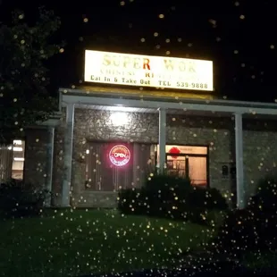 the outside of a restaurant at night