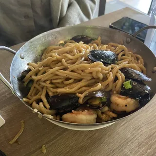 Garlic Noodle Seafood