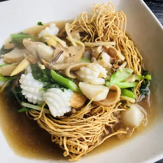 C06. Crispy Egg Noodle With Gravy Sauce