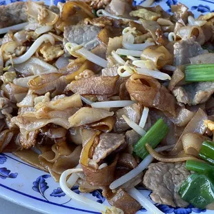 Chow fun with beef