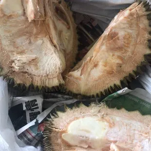 Raw durian that the store recommend to open right away, and refuse to exchange/refund.