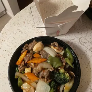 Beef w/ mixed vegetables... comes with white rice