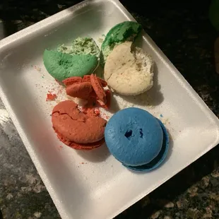 Dried out crumbly macaroons.