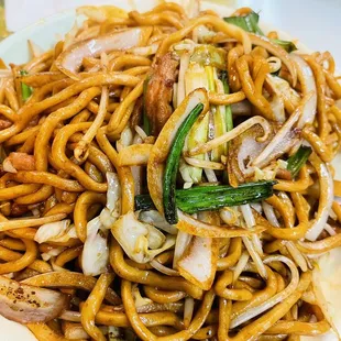 a plate of noodles with meat and vegetables