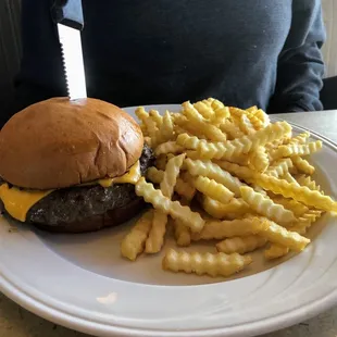 Cheeseburger w/fries.