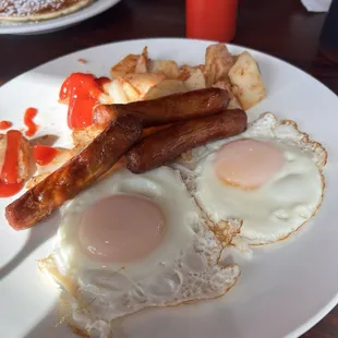 a plate of breakfast foods