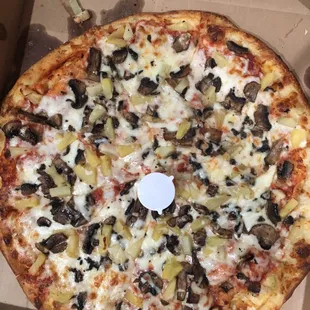 Mushroom and pineapple pizza delicious.