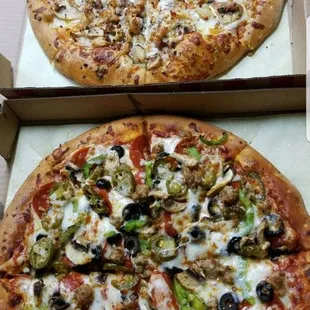 Supreme pizza and white pizza with chicken so good!!!!