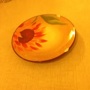 The empty plate without pizza.