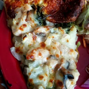 Spinach white with Alfredo sauce chicken mushroom and onion... Extra cheese delish! Plus they have the best garlic butter.