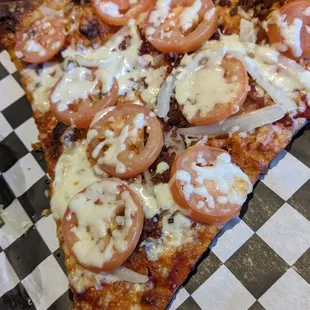 Bacon, tomato and onion pizza