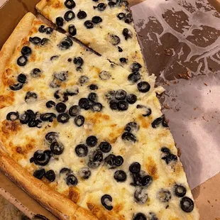 Bianca/ no ricotta/ garlic oil/ mozzarella/ black olives and onions! Bueno Gusto.?
