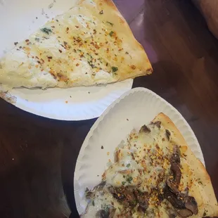 White pizza andmushroom pizza