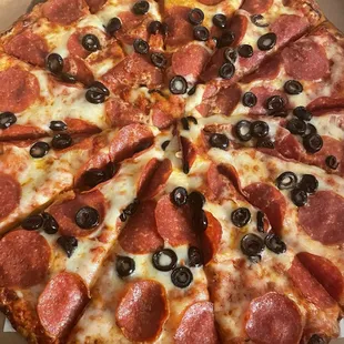 Pepperoni/black olive pizza