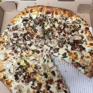 White sauce, chicken, bacon, mushroom, green onions, cheddar cheese