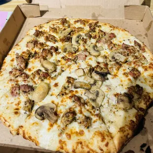 Chicken pizza with a white sauce