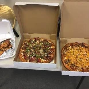 The best pizza ever and potato skins! They are fast  and always do an awesome job! Ordered a combo and chicken, salami and mushroom.