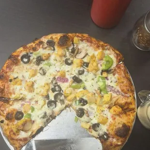 Holla chicken pizza with red sauce.