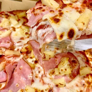 Hawaiian Pizza! Follow my food adventure @bayfeastin :)