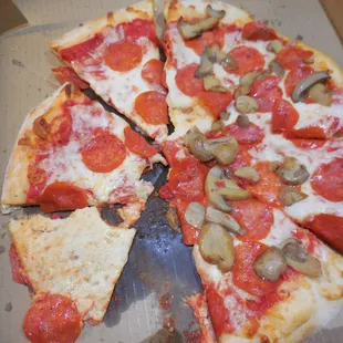 Grease underneath and undercooked shite, half CANNED MUSHROOMS!!!