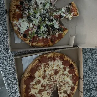Larger NY Special Pizza, XL 2 topping, but looks like regular pepperoni to me