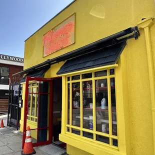 the outside of a restaurant