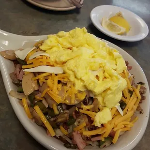 a plate of breakfast food