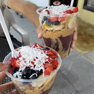 16 &amp; 32oz açai bowls w/ peanut butter