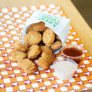 chicken nuggies and dipping sauce